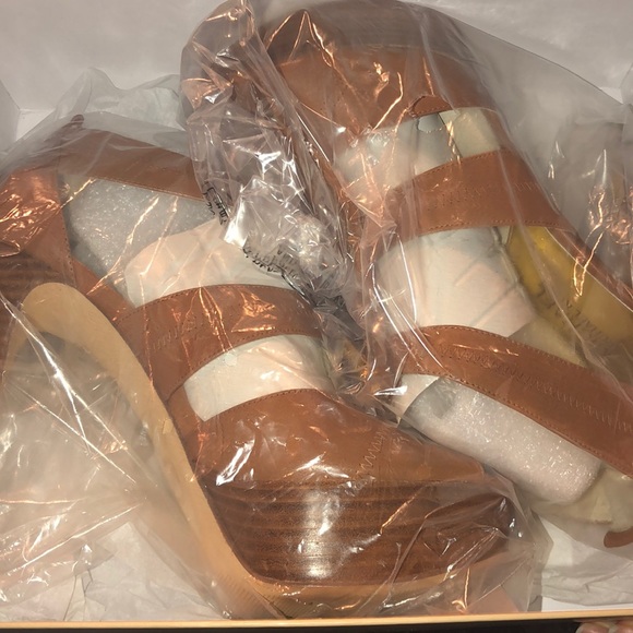 Micheal Kors leather heels - Picture 3 of 4